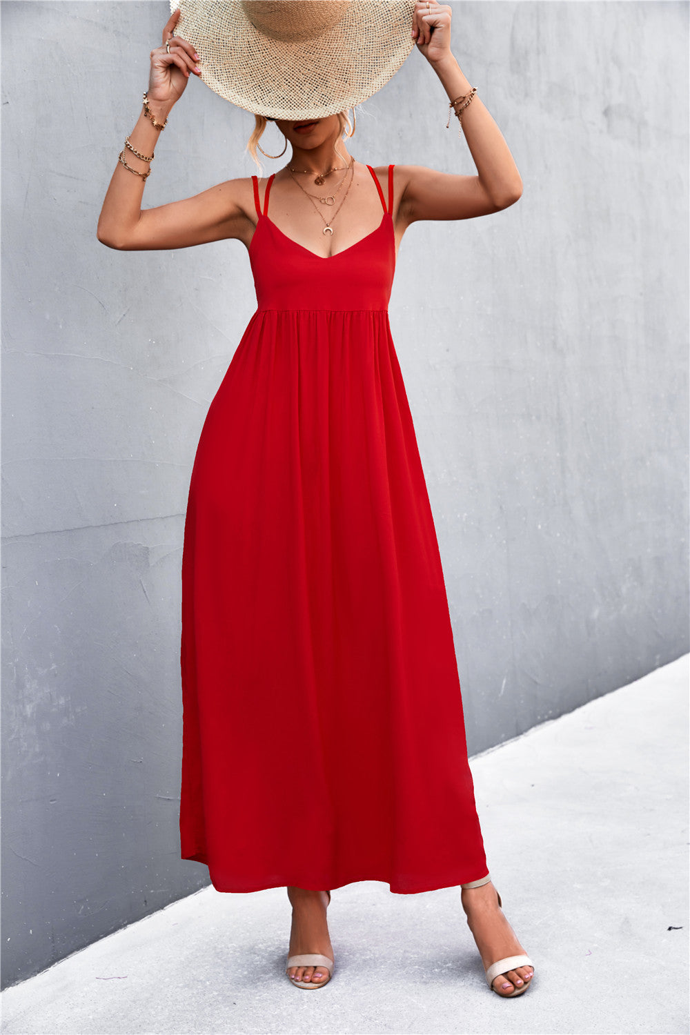 Vestito a tracolla personalizzato da donna Valstrend shop, elegante e alla moda, in tessuto colorato con dettagli moderni.
