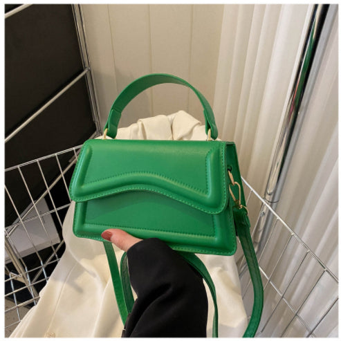 Borsa a tracolla quadrata piccola da donna Valstrend, in tinta unita, stile moda, con manici e tasca frontale.