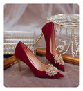 Decollété stiletto Valstrend shop con design elegante e dettagli distintivi, ideale per look sofisticati e di tendenza.