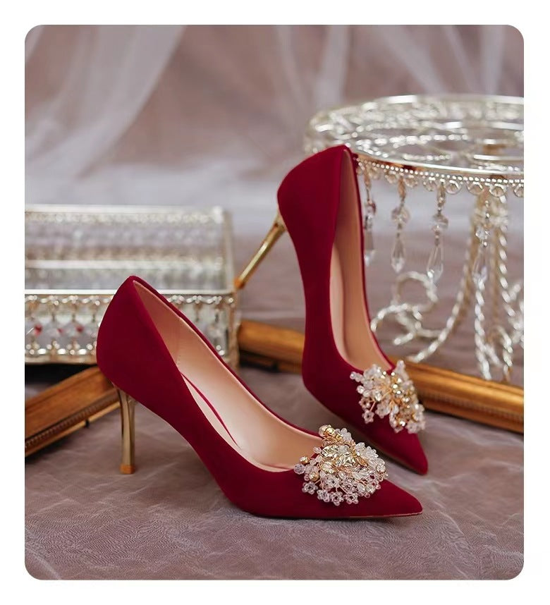 Decollété stiletto Valstrend shop con design elegante e dettagli distintivi, ideale per look sofisticati e di tendenza.