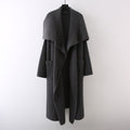 Cardigan femminile alla moda in maglia, cappotto Valstrend, con collo a V e tasche laterali, indossato da una donna.