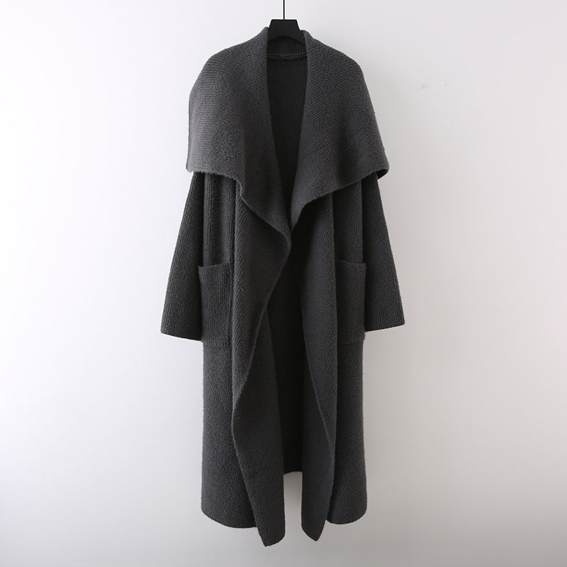 Cardigan femminile alla moda in maglia, cappotto Valstrend, con collo a V e tasche laterali, indossato da una donna.