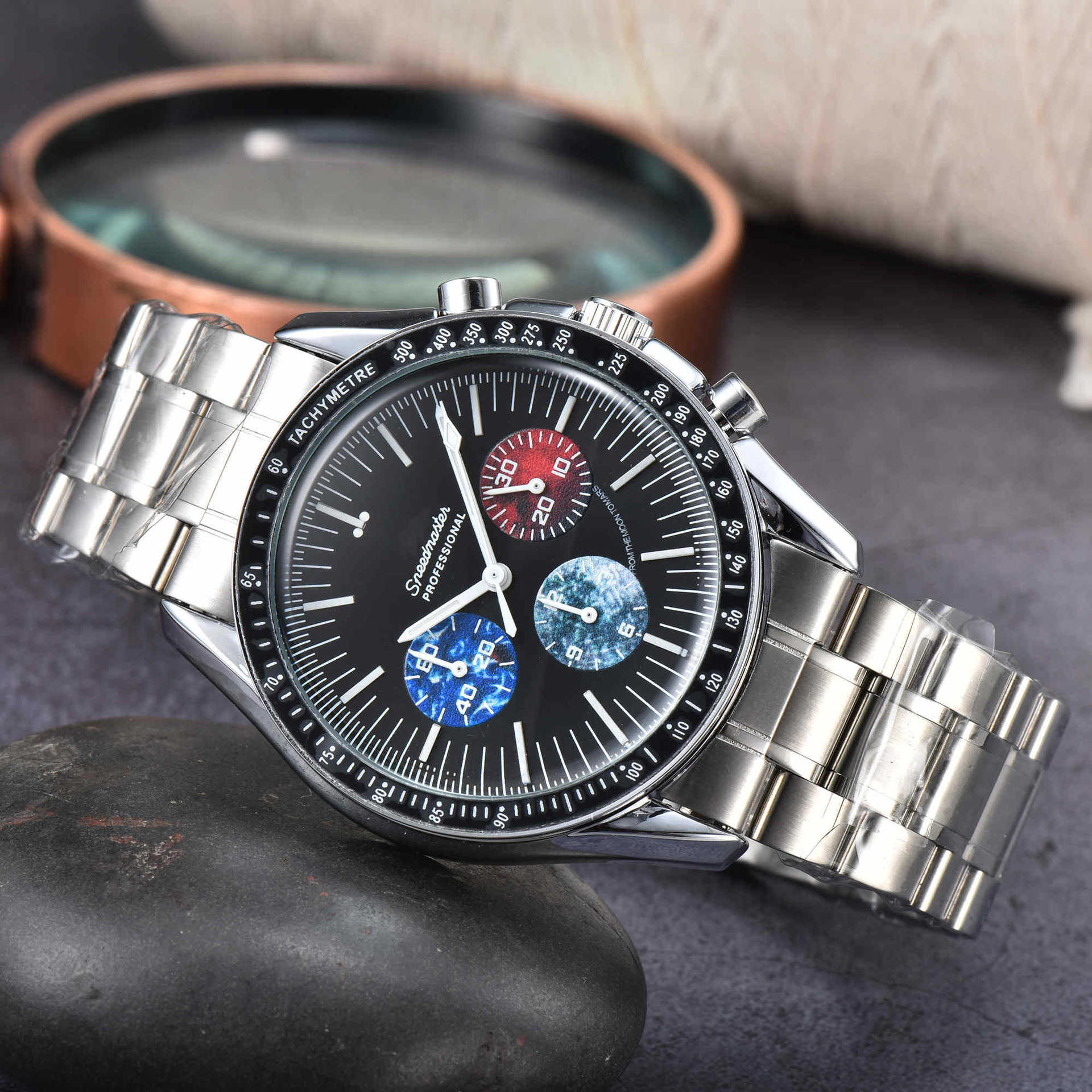 Orologio cronografo con cinturino in acciaio e movimento quarzo a sei pin, marca Valstrend, mostrina con dettagli neri e sub-quadranti