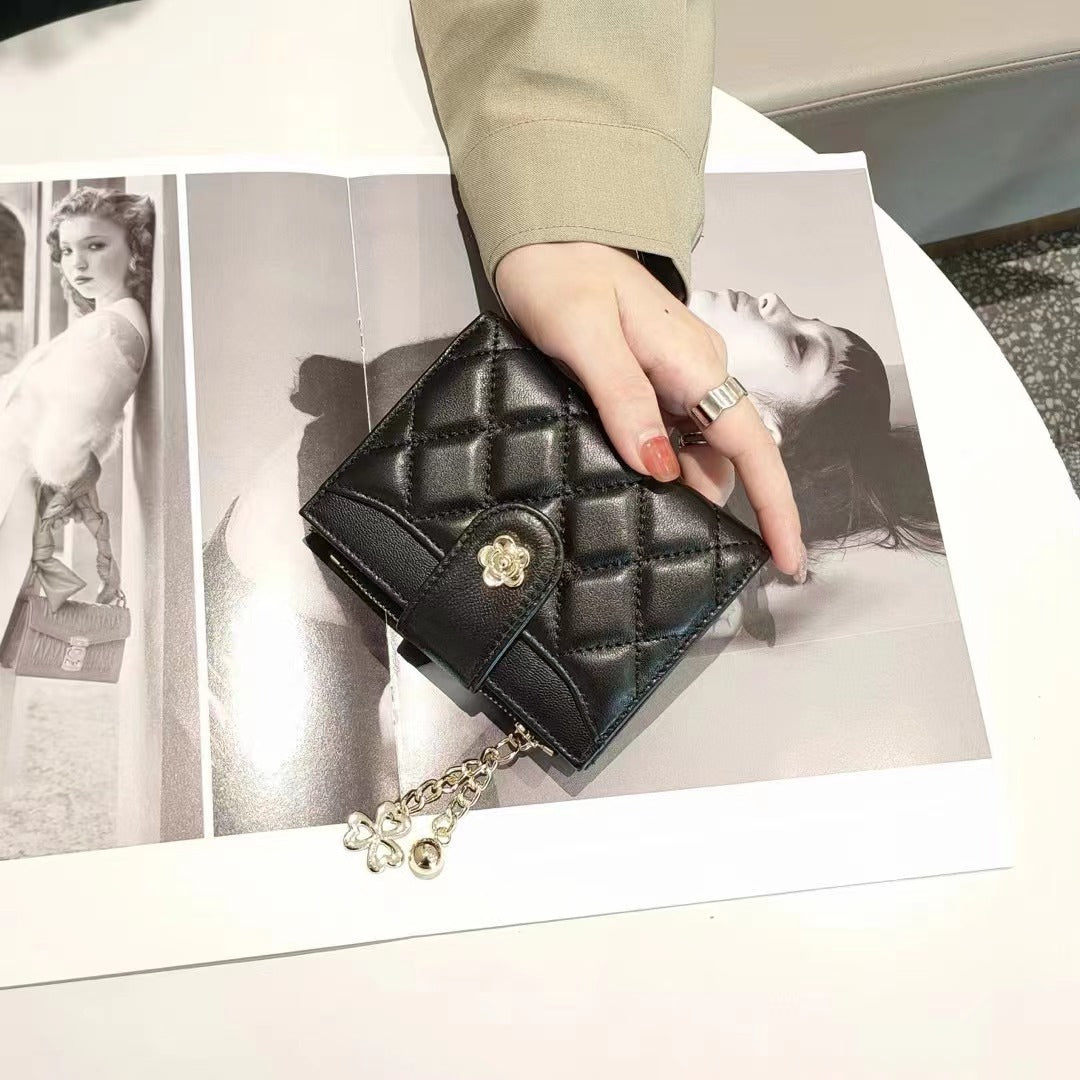 Portafoglio donna Valstrend a due ante, compatto e alla moda, con dettagli eleganti e scomparti per carte e contanti.
