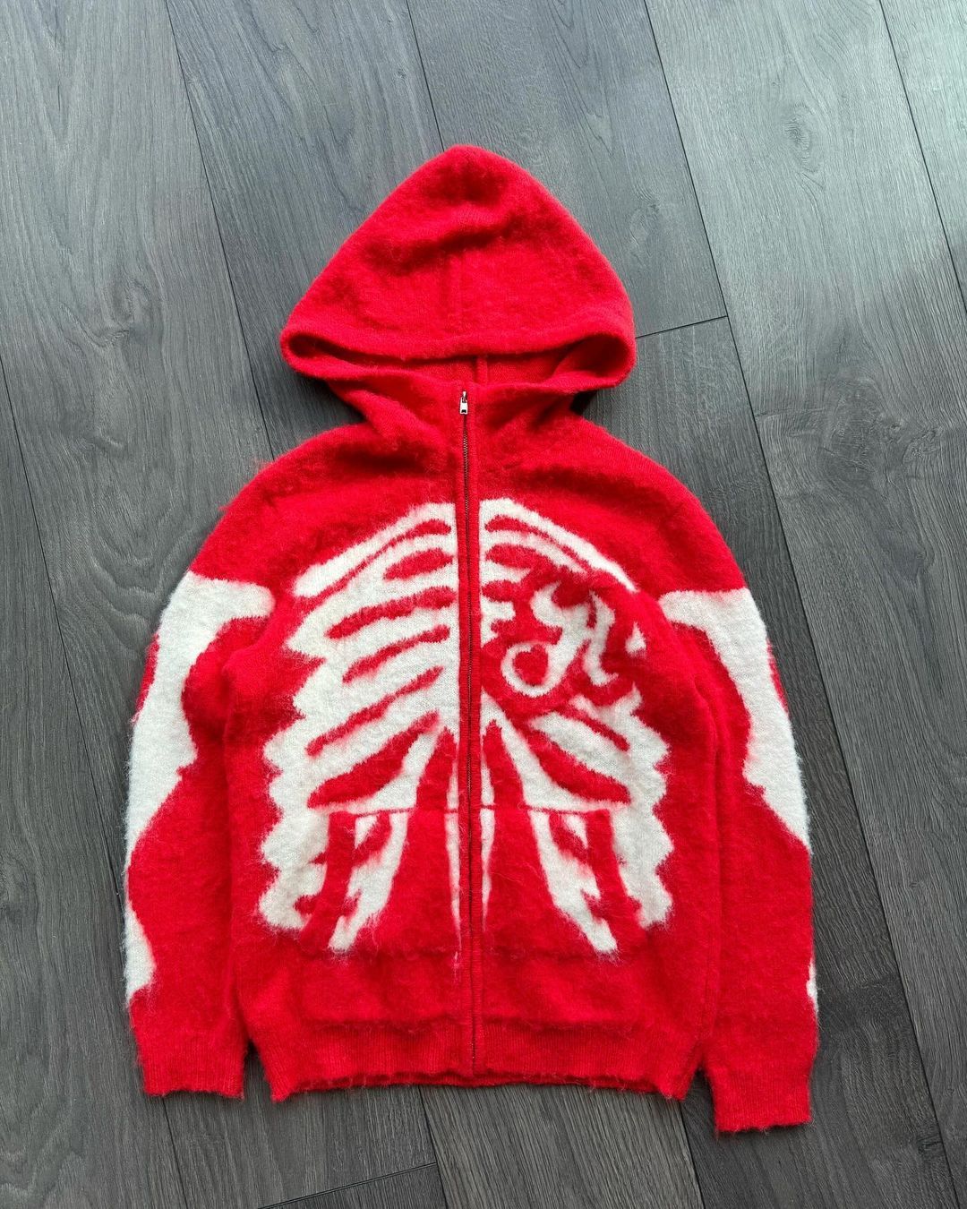 Maglione lungo con cappuccio in stile street skull brocade di Valstrend, tessuto scuro con dettagli decorativi in stile skull.
