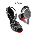 Scarpe da ballo latino per donna con inserti di diamanti, modello adult, marca Valstrend Shop, su suola liscia e lucida.