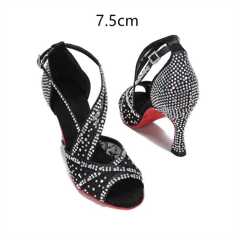 Scarpe da ballo latino per donna con inserti di diamanti, modello adult, marca Valstrend Shop, su suola liscia e lucida.