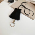 Collana lunga in pelle di Valstrend shop, accessorio di nicchia con dettagli eleganti e stile sofisticato.