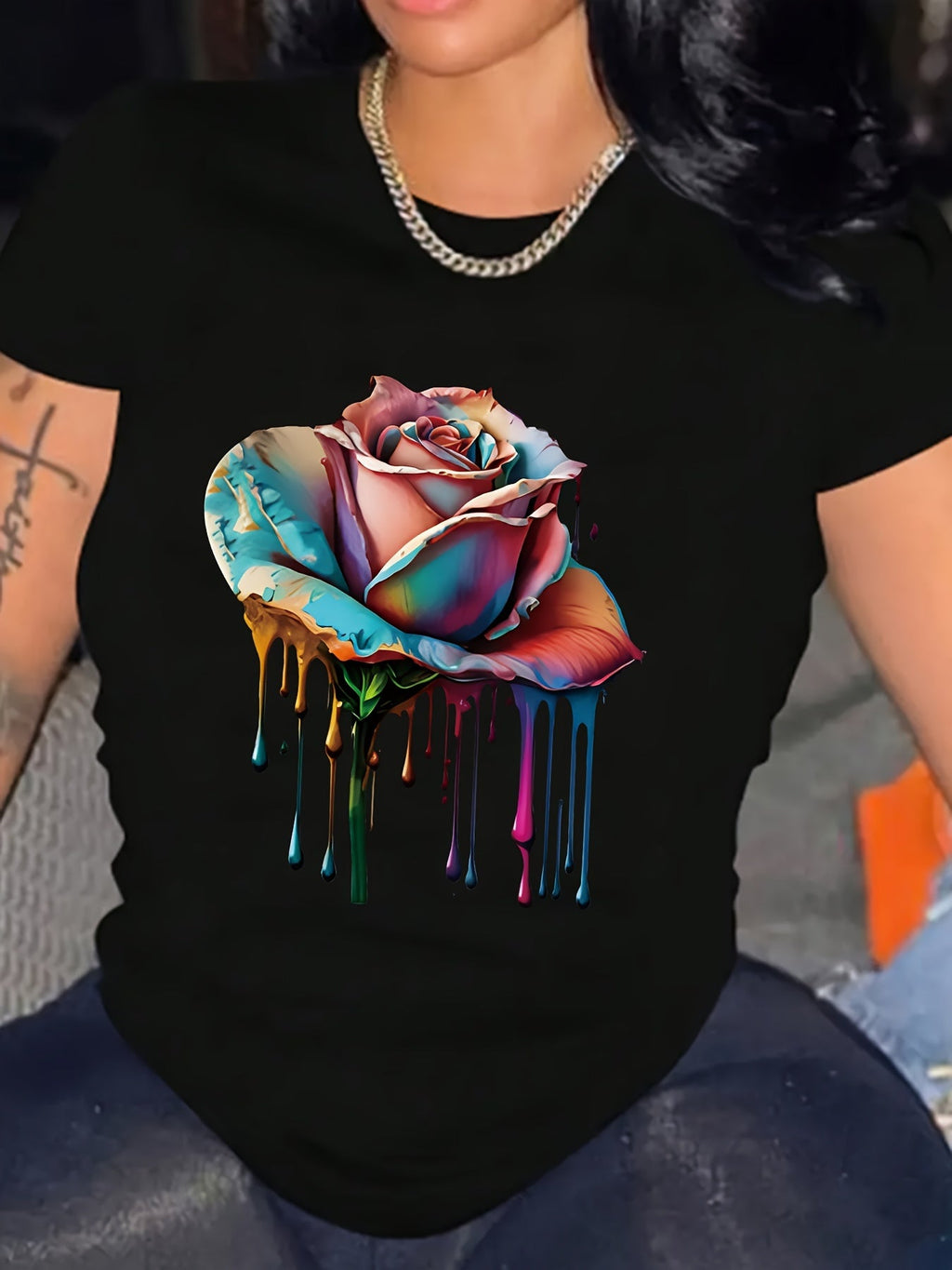 Maglietta donna Valstrend con stampa a rose, maniche corte, girocollo casual, ideale per primavera ed estate.