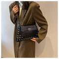 Borsa a tracolla Rivet Bag Envelope Chain di Valstrend con dettagli a borchie e tracolla a catena in pelle sintetica.