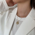 Collana geometrica rotonda in argento sterling 925 per donna, design moderno e elegante, indossata su sfondo neutro