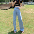 Jeans donna a palazzo di colore chiaro, Valstrend Shop, con gamba ampia e stile casual, visibili in primo piano nell'immagine.