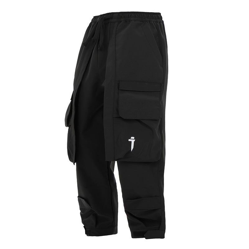 Pantaloni uomo Valstrend con tasche multiple, vita elasticizzata e dettaglio spaccato all'altezza della caviglia, stile loose.
