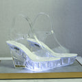 Sandali luminosi per donna Valstrend con cristalli e suola alla moda, eleganti e perfetti per look estivi sofisticati.