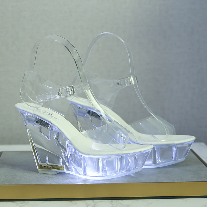 Sandali luminosi per donna Valstrend con cristalli e suola alla moda, eleganti e perfetti per look estivi sofisticati.