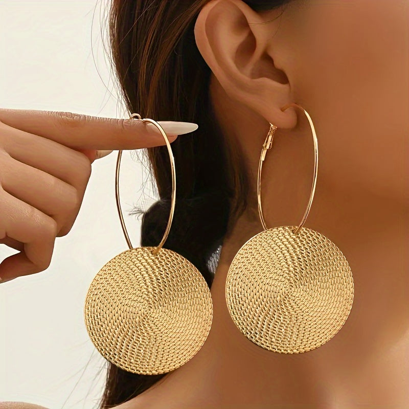 Orecchini a cerchio geometrici stagionali per donne, stile chic e versatile, ideali per look casual o occasioni speciali.