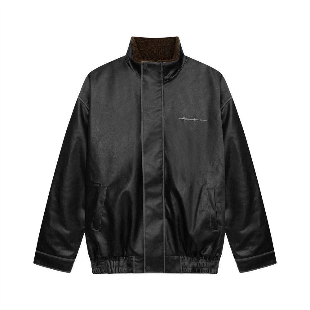 Cappotto in pelle da uomo con colletto in piedi, stile elegante e moderno, marchio Valstrend Shop, vista frontale.