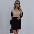 Pullover girocollo in maglia morbida con dettagli a contrasto, abbinato a gonna in lana ampia, stile casual e confortevole.