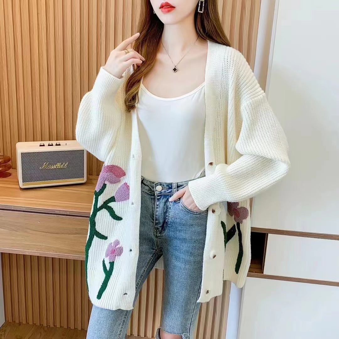 Maglione cardigan femminile alla moda, lavorato a maglia, in tessuto morbido, indossato da una donna, in colori neutri.