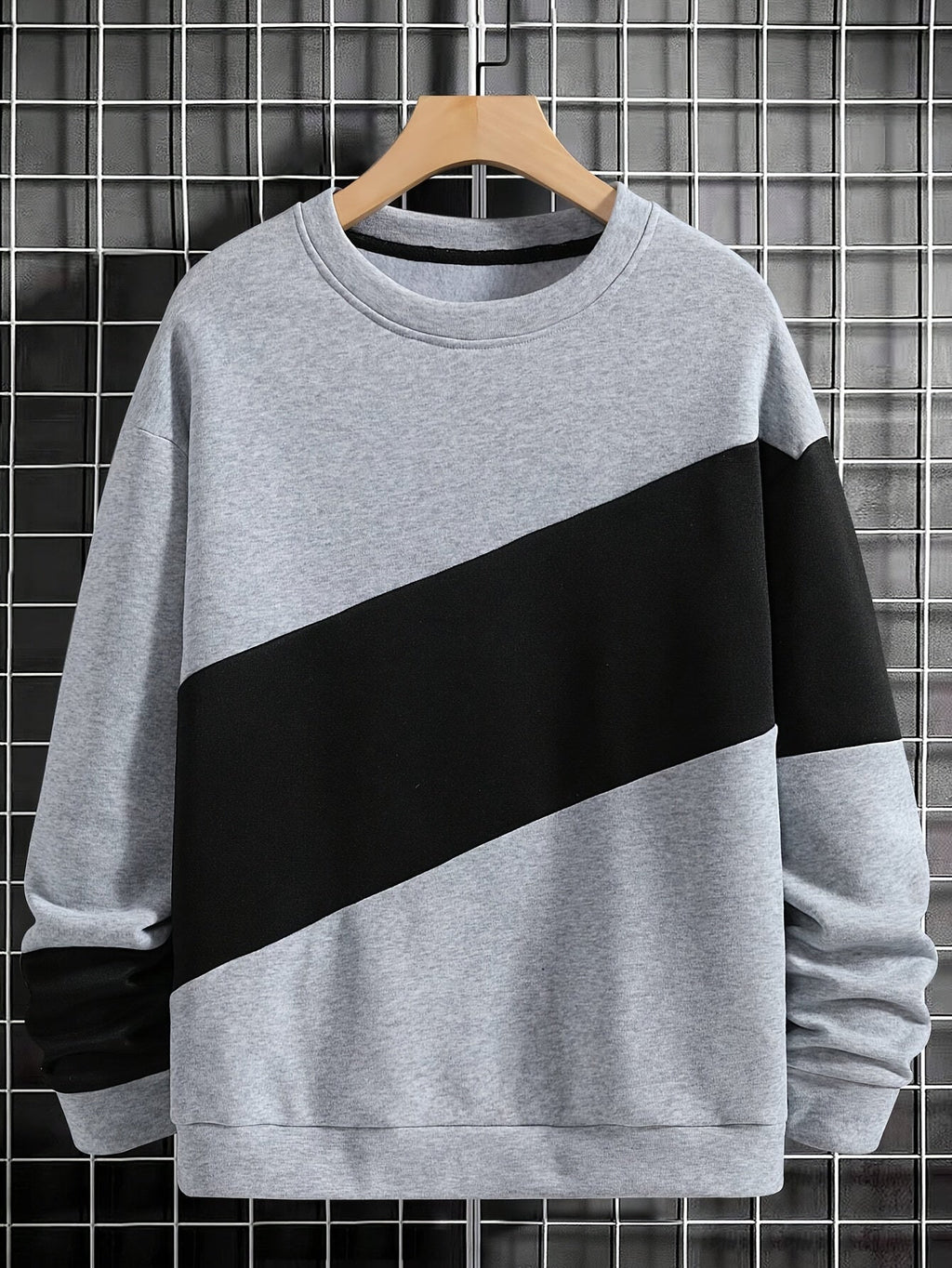 Maglione uomo Valstrend con blocchi di colore, maniche lunghe, stile casual e comodo, perfetto per primavera e autunno.