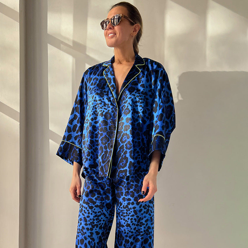 Pigiama donna in stampa leopardata Valstrend, completo di top e pantaloni in tessuto morbido e confortevole.
