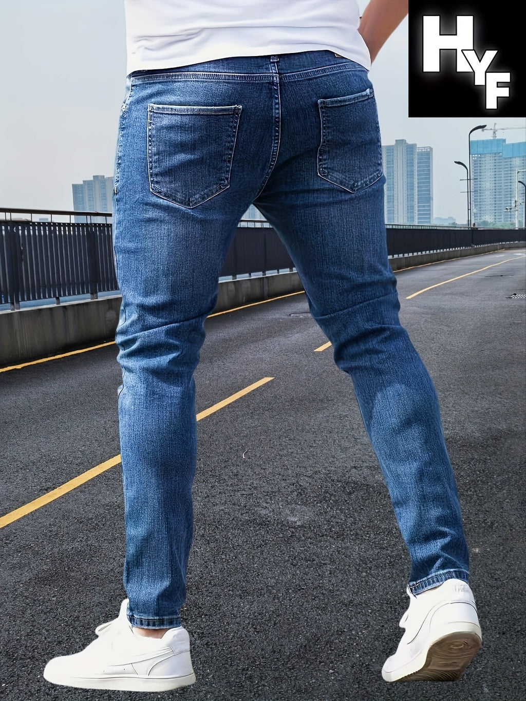 Jeans slim fit da uomo Valstrend con tasche, strappi, vita media e tessuto elasticizzato, indossati in stile street casual.