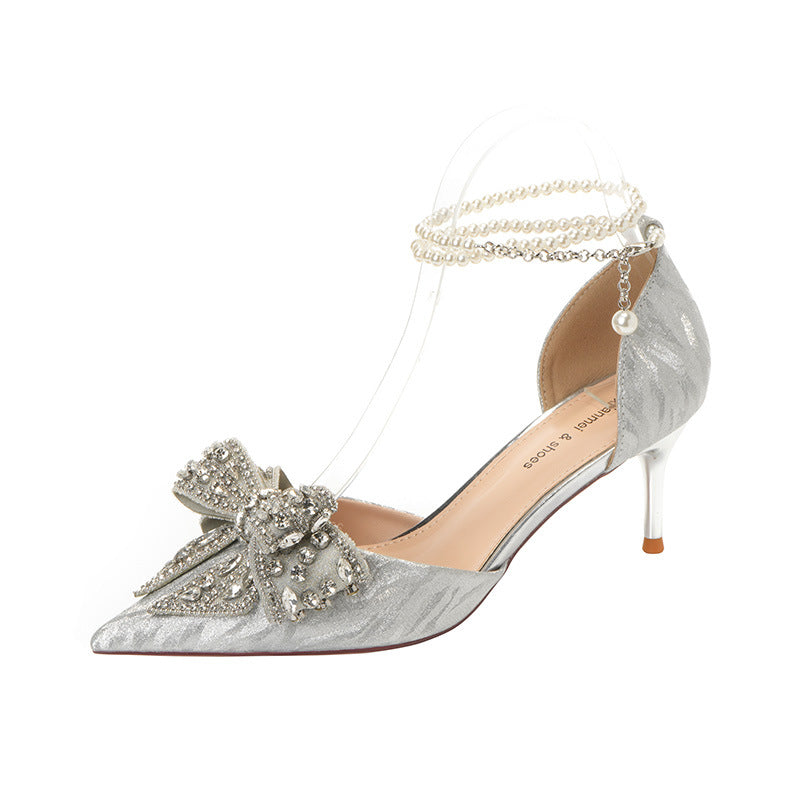 Scarpe con tacco a spillo Valstrend, con fiocco in strass, punta affilata e dettagli a perla, eleganti e sofisticate.