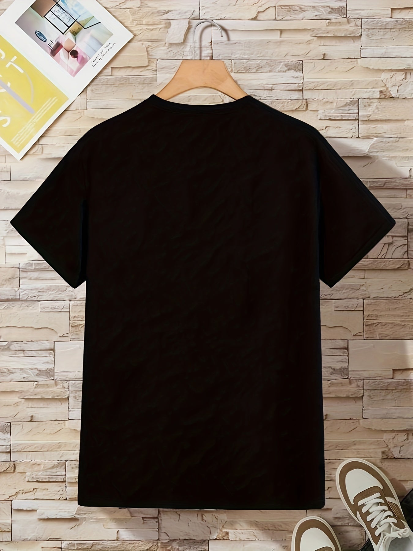 T-shirt casual per uomo con stampa di cuffie colorate, maniche corte e collo rotondo, ideale per l'estate e l'uso quotidiano.
