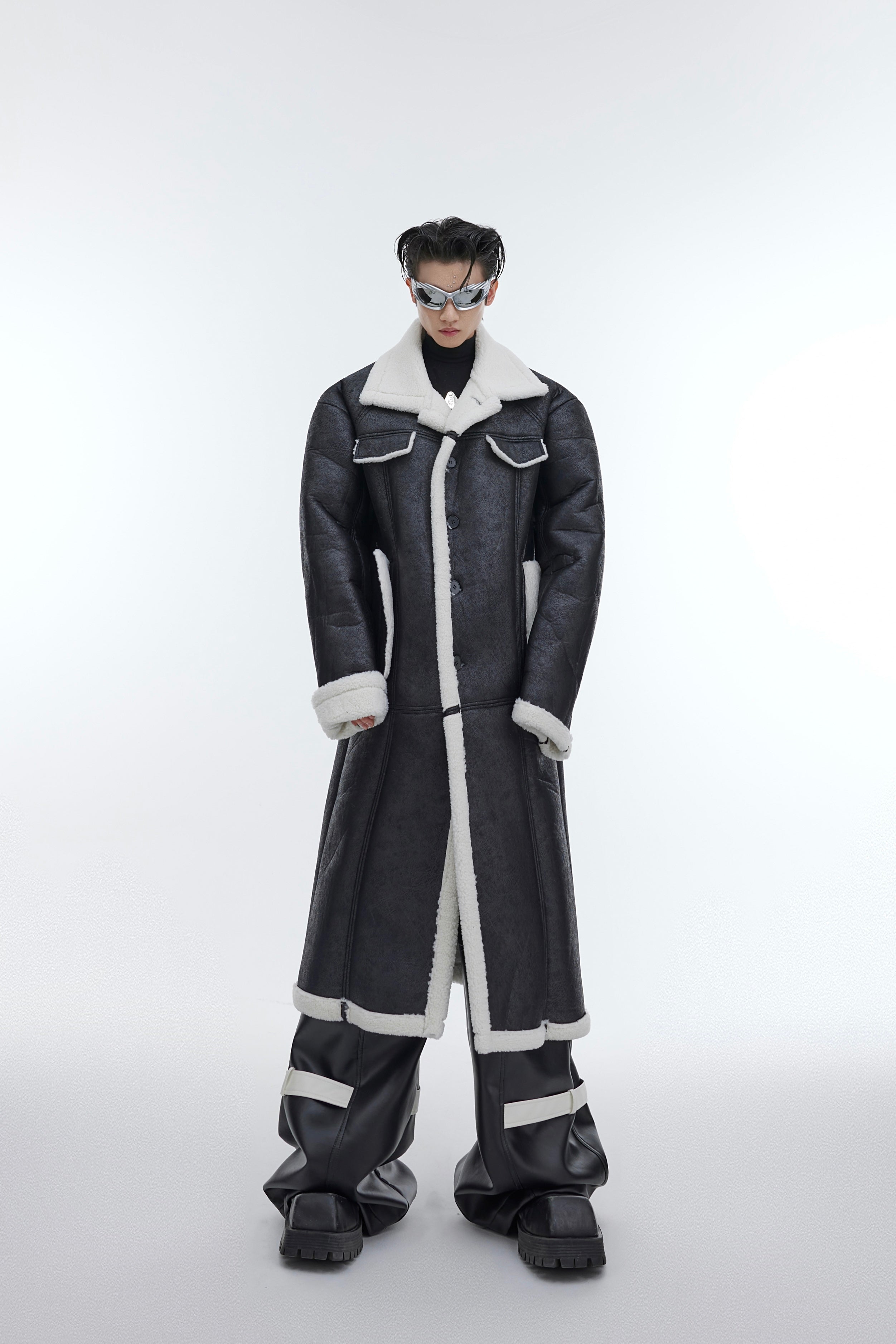 Cappotto in pile di agnello spesso per uomo di Valstrend, interno caldo e morbido, stile elegante e confortevole.