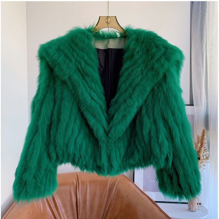 Cappotto donna in tessuto intrecciato di stile moda femminile, marca Valstrend, con dettagli eleganti e design alla moda.