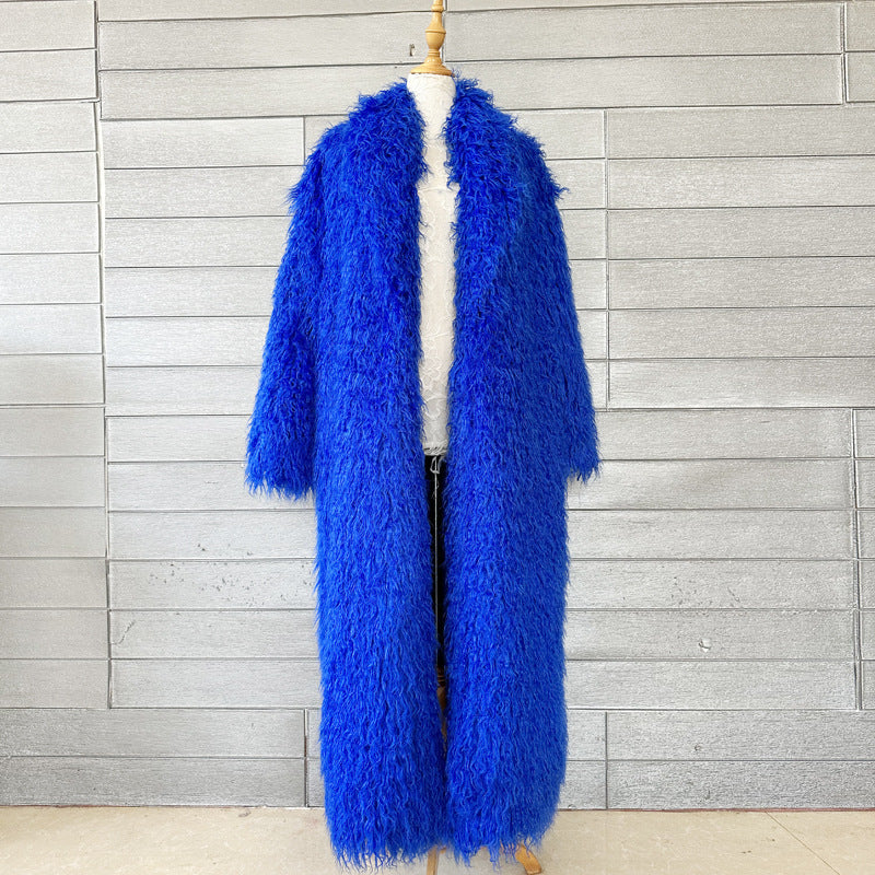 Cappotto in pelle femminile invernale con pelliccia, giacca di moda Valstrend, tessuto caldo e elegante, vista frontale
