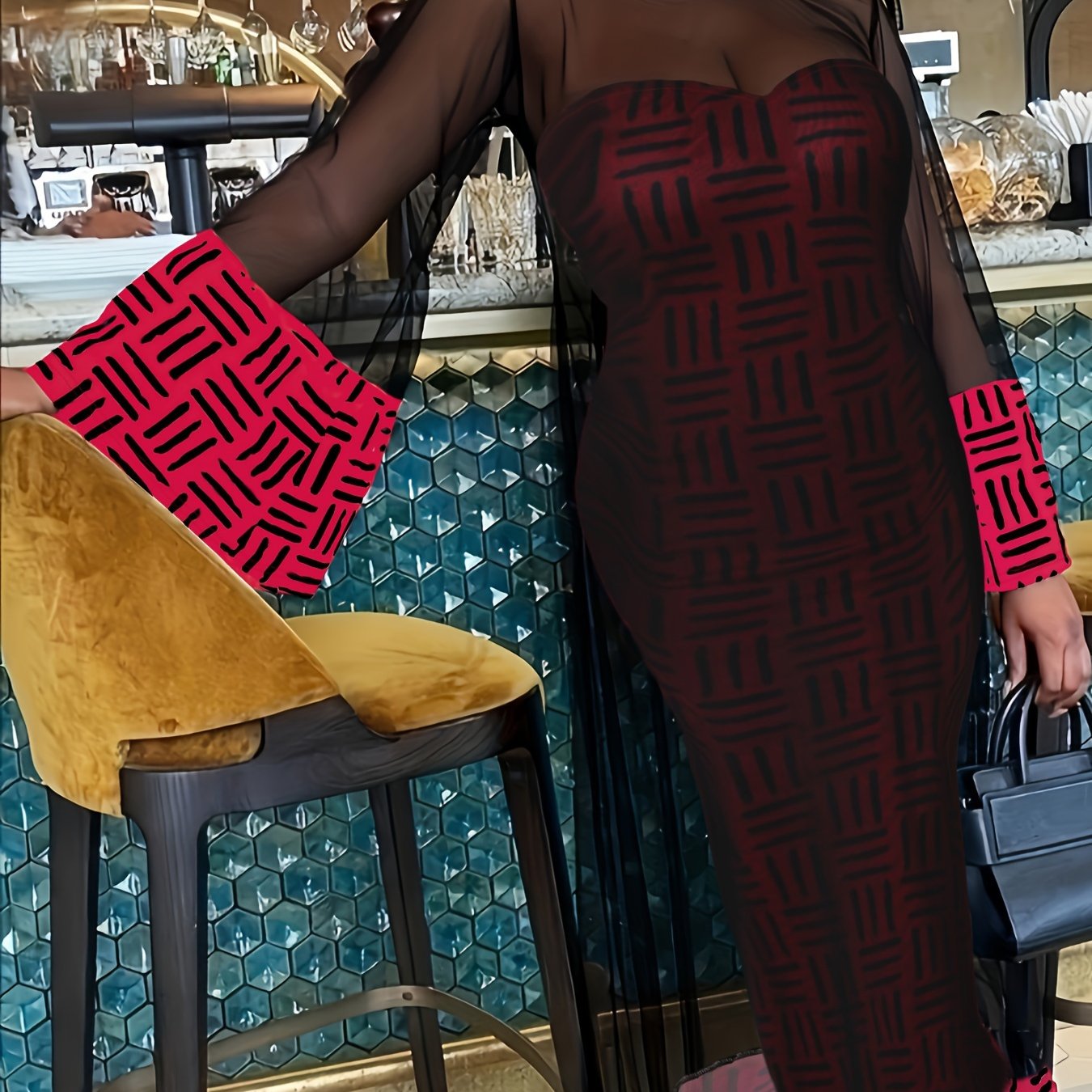 Completo donna Valstrend con cappotto in mesh semi-trasparente e abito tubo slim con motivo geometrico, adatto per autunno e primavera