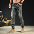 Jeans da uomo in stile giapponese retrò, moda motociclista, con dettagli vintage, marca Valstrend, indossati in un'immagine.