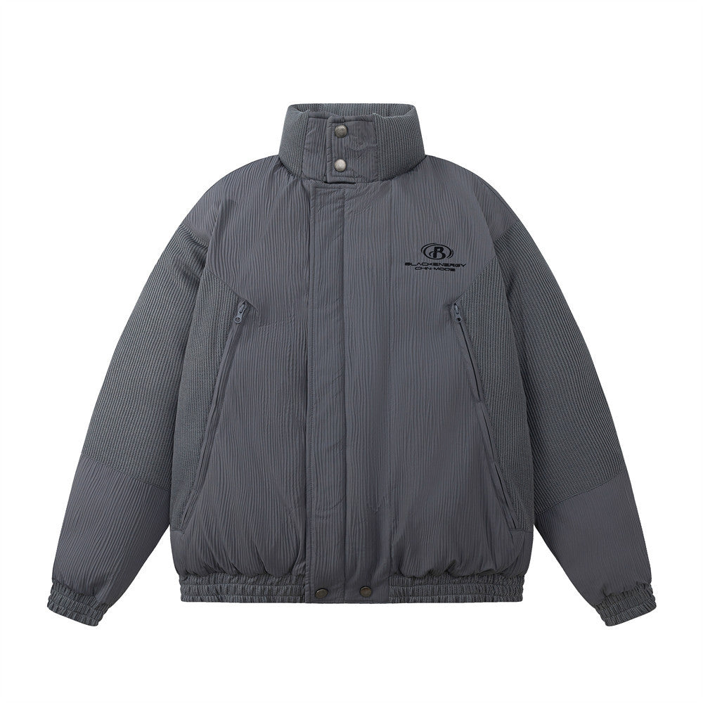 Cappotto in cotone imbottito Valstrend con design plissettato, zip, tasche e colletto rialzato, stile casual e comodo.