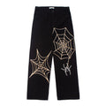 Jeans da uomo Valstrend con ricamo a ragnatela scura e dettagli in stile spider web, stile casual e moderno.