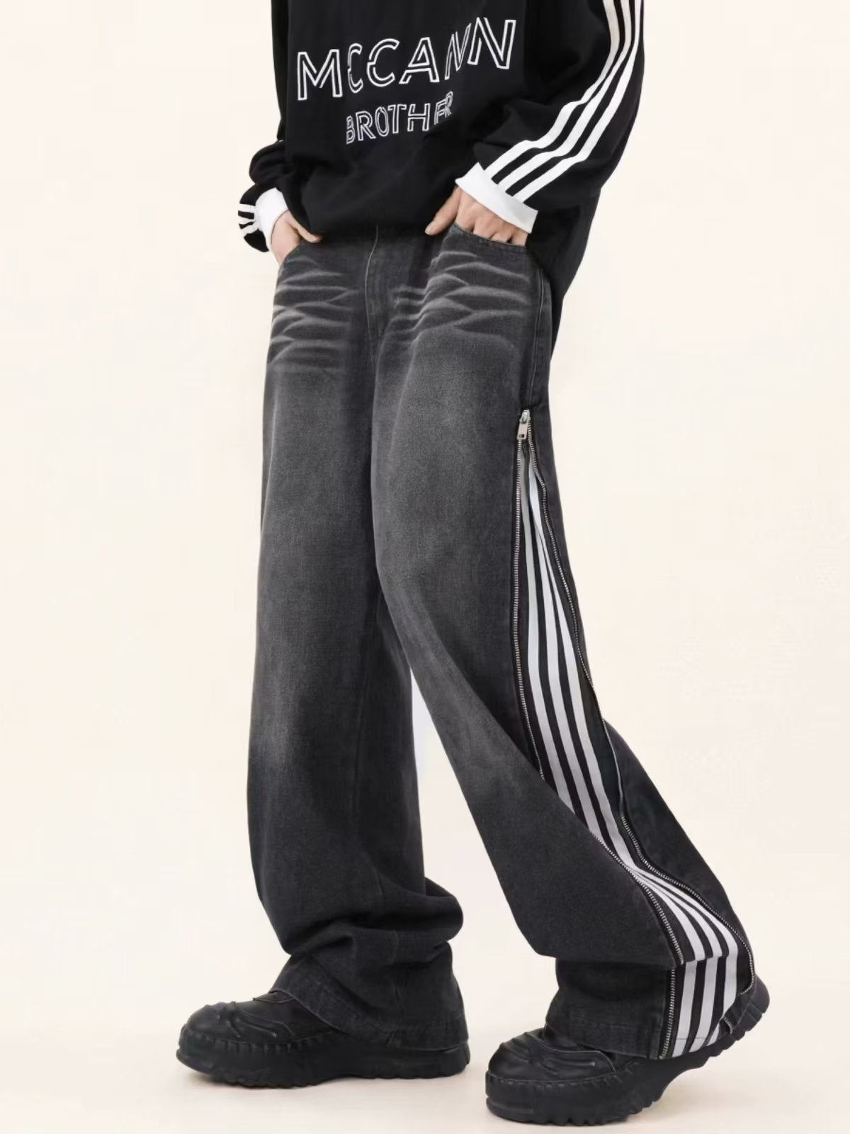 Jeans sportivi Valstrend con lavaggio washed, a righe grigie, a gamba larga e stile leisure, visibili in dettaglio nell'immagine.
