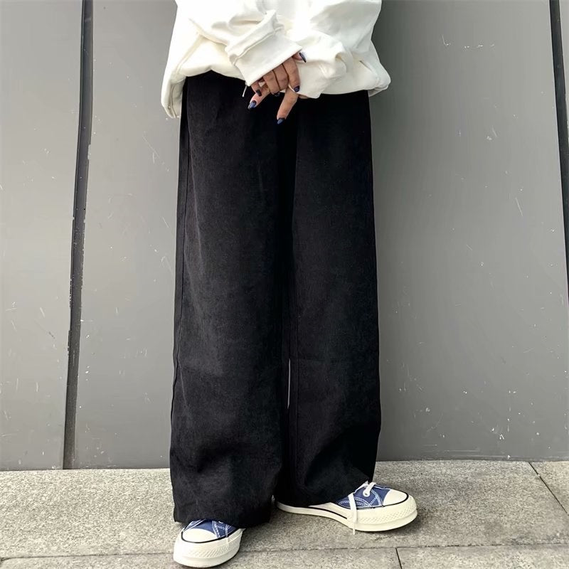 Pantaloni casual a zampa larga Valstrend, stile trendy e comodo, tessuto leggero e design moderno, indossati in un ambiente urbano