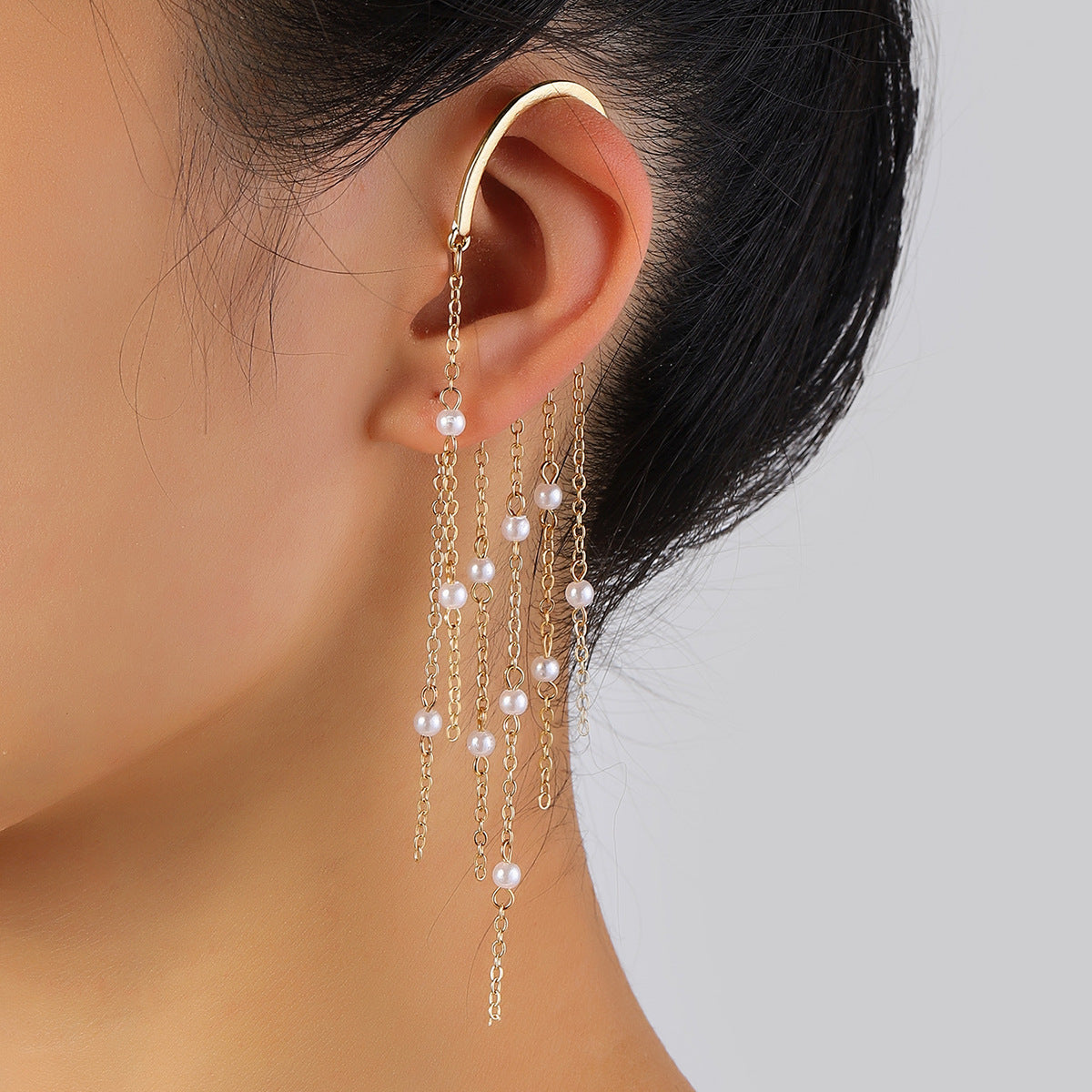 Orecchini pendenti a cerchio con perla semplice e stile fashion, brand Valstrend, mostra i dettagli eleganti e moderni.