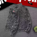 Giacca da uomo casual in jeans slim-fit di marca Valstrend, vista frontale con dettagli eleganti e stile moderno.