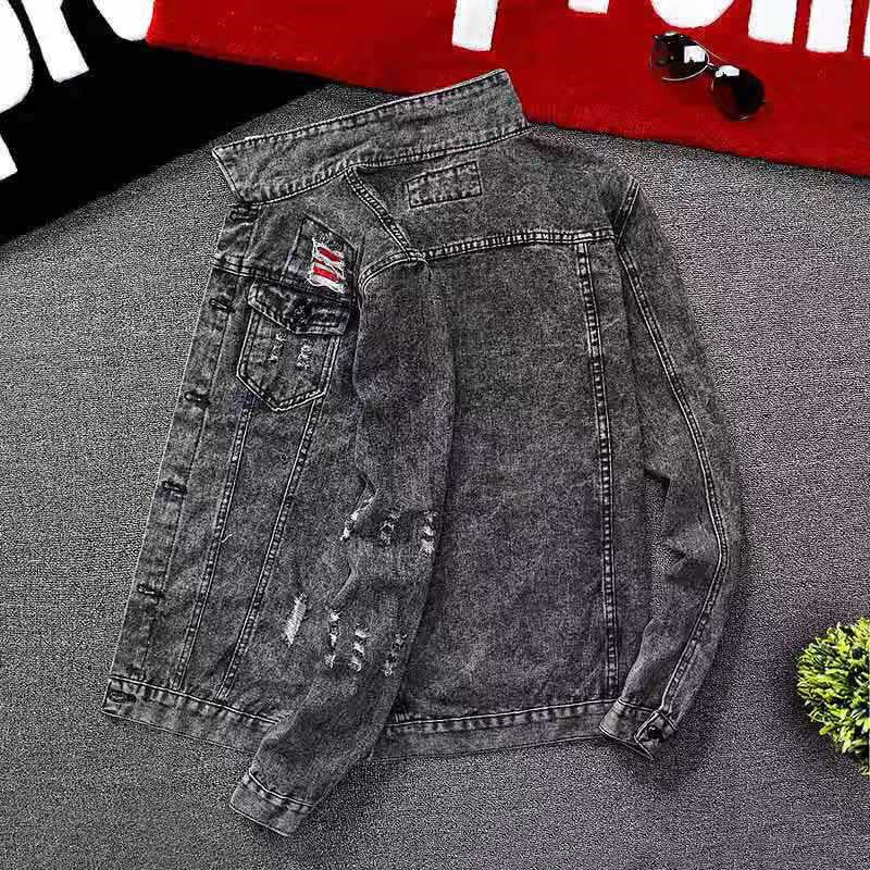 Giacca da uomo casual in jeans slim-fit di marca Valstrend, vista frontale con dettagli eleganti e stile moderno.