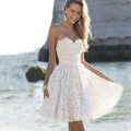Vestito da sera femminile Valstrend, abito bianco floreale avvolgente con scollatura a busto e dettagli floreali eleganti.