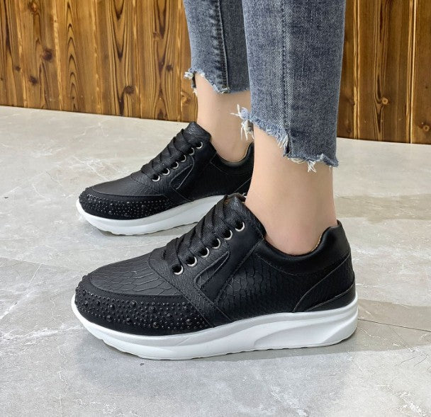 Scarpe sportive da donna Valstrend con strass, modello plus size, design alla moda per corsa e attività sportive.
