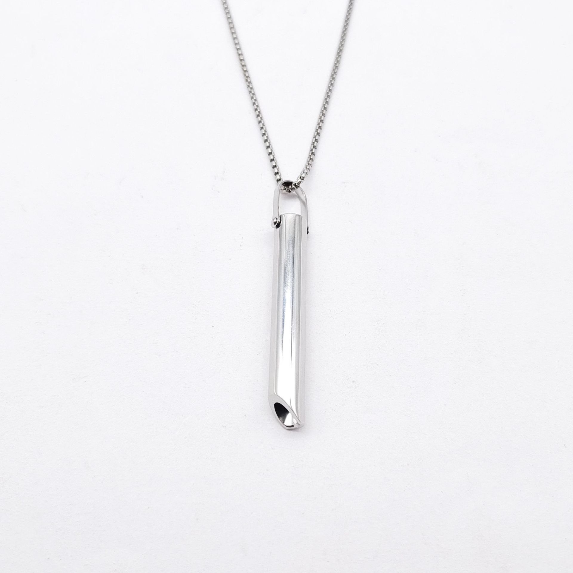 Collana pendente regolabile Valstrend con pendente per respirazione lenta e pressione rilassante, in stile minimalista.