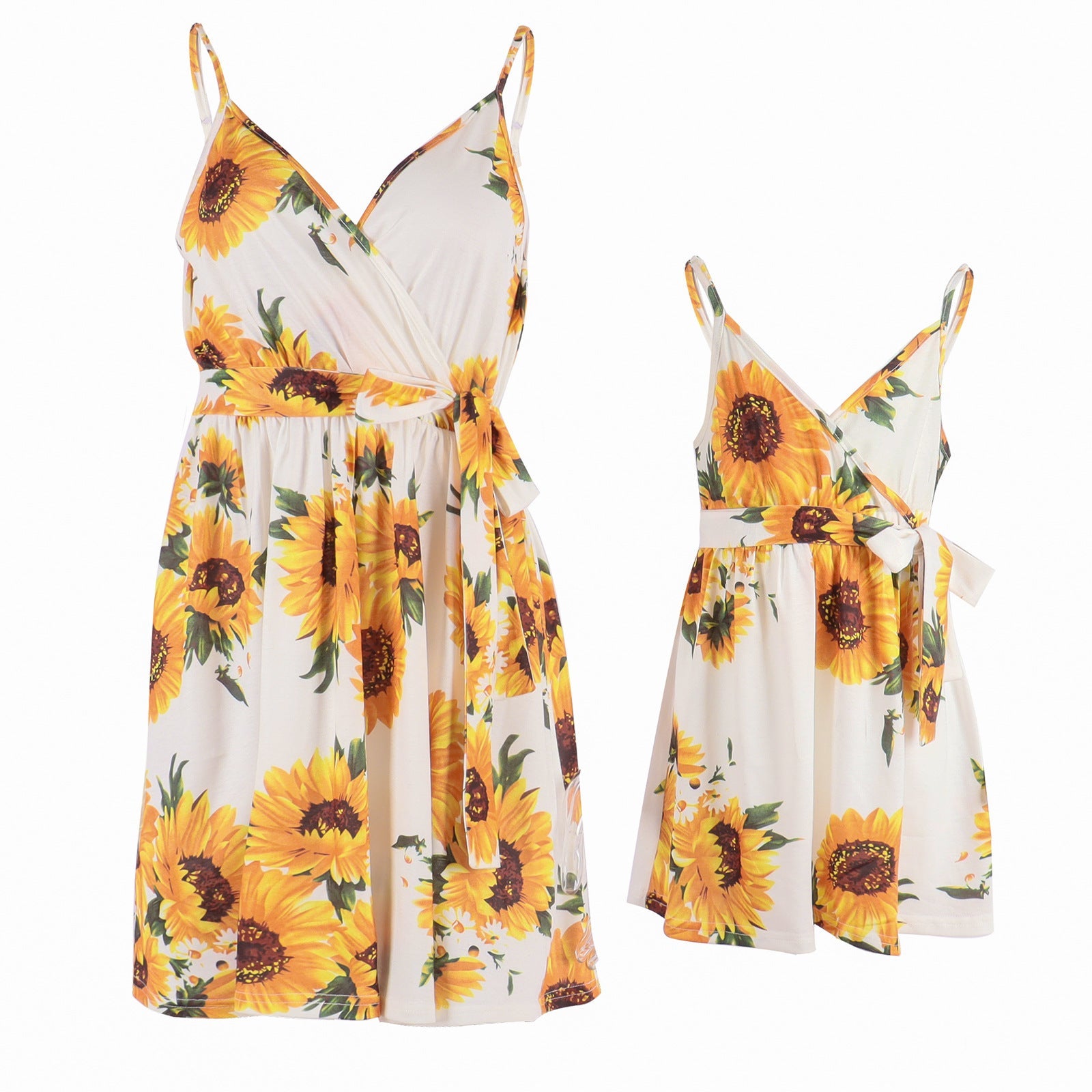 Vestito midi casual Valstrend per genitore e bambino, con stampa e cintura in vita, indossato in un ambiente di vacanza.