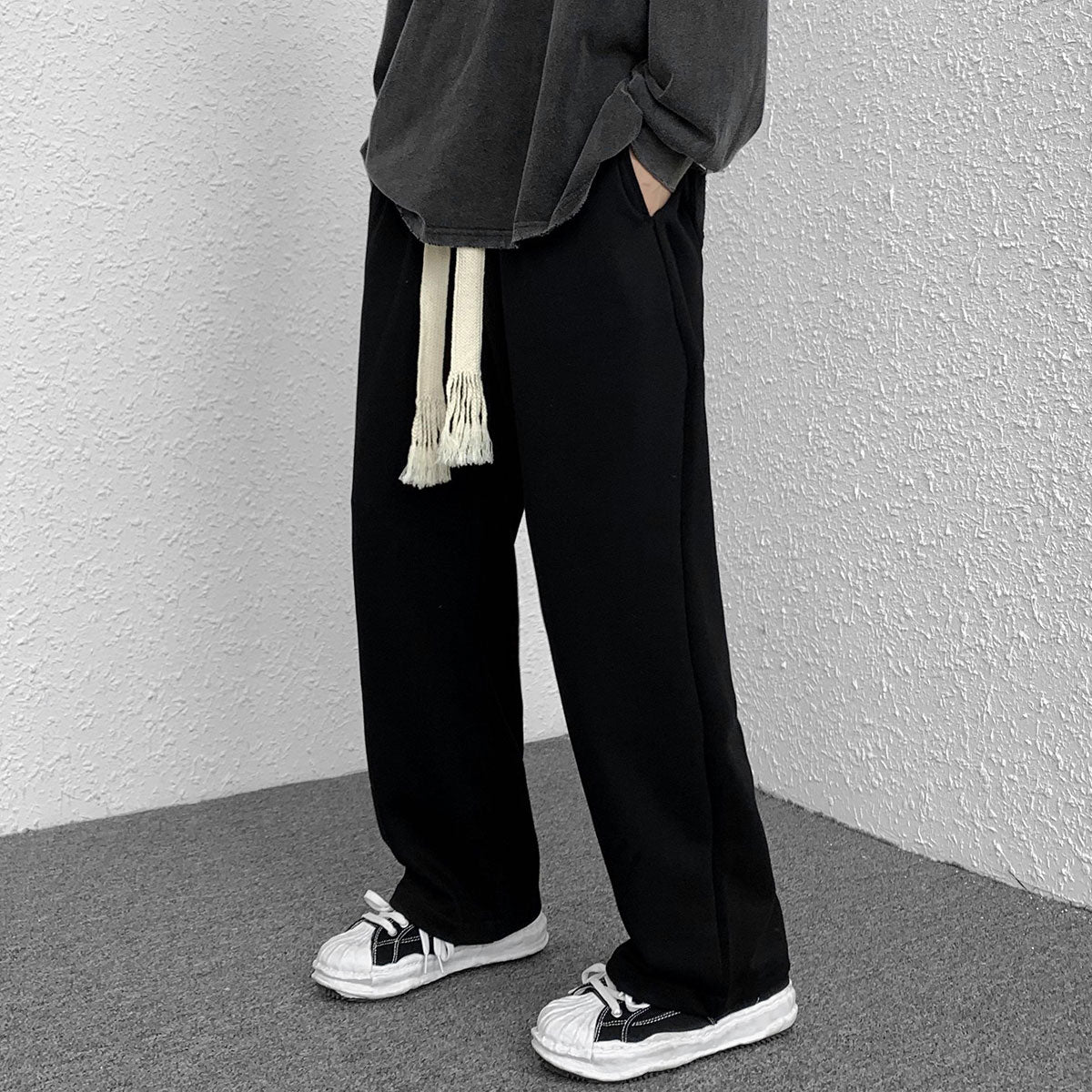Pantaloni sportivi da uomo Valstrend shop con coulisse, vestibilità larga e gamba dritta, in tessuto morbido e comodo.