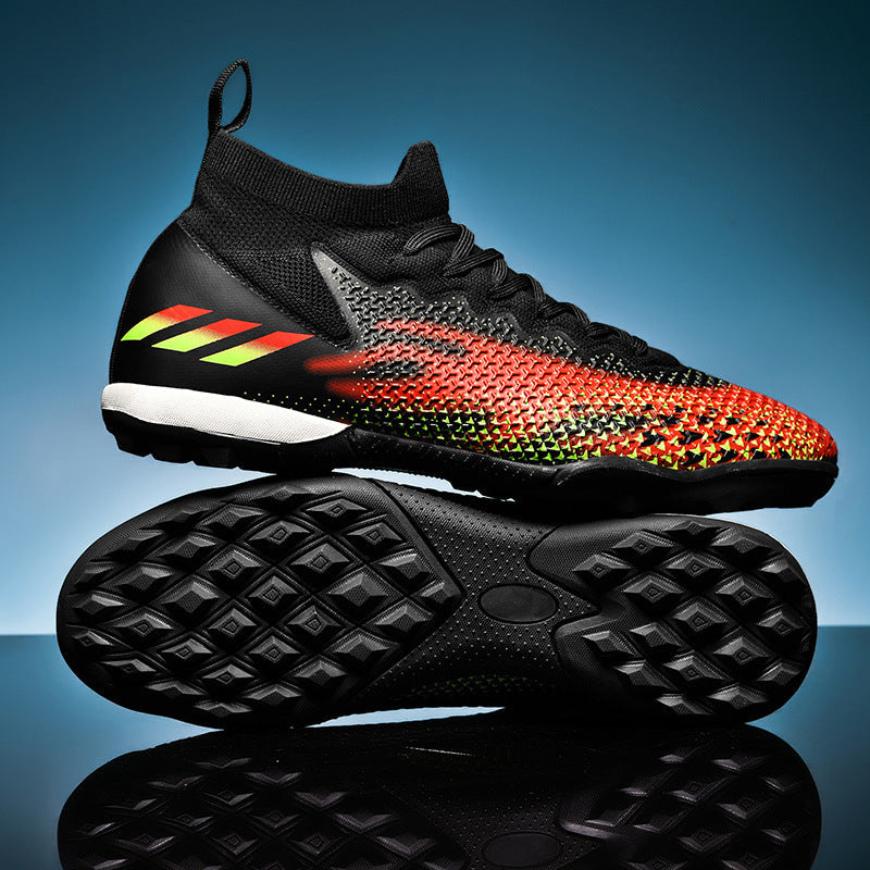Scarpe da calcio alte da uomo Valstrend shop, stivali sportivi da allenamento con suola antiscivolo e design nero.