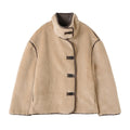 Maglione oversize in lana di agnello con colletto a piedi di Valstrend, maniche lunghe e stile rilassato, visibile in dettaglio.