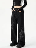 Jeans donna Valstrend Shop a sigaretta, larghi, dipinti a mano con ricami, stile casual e trendy, vista frontale.
