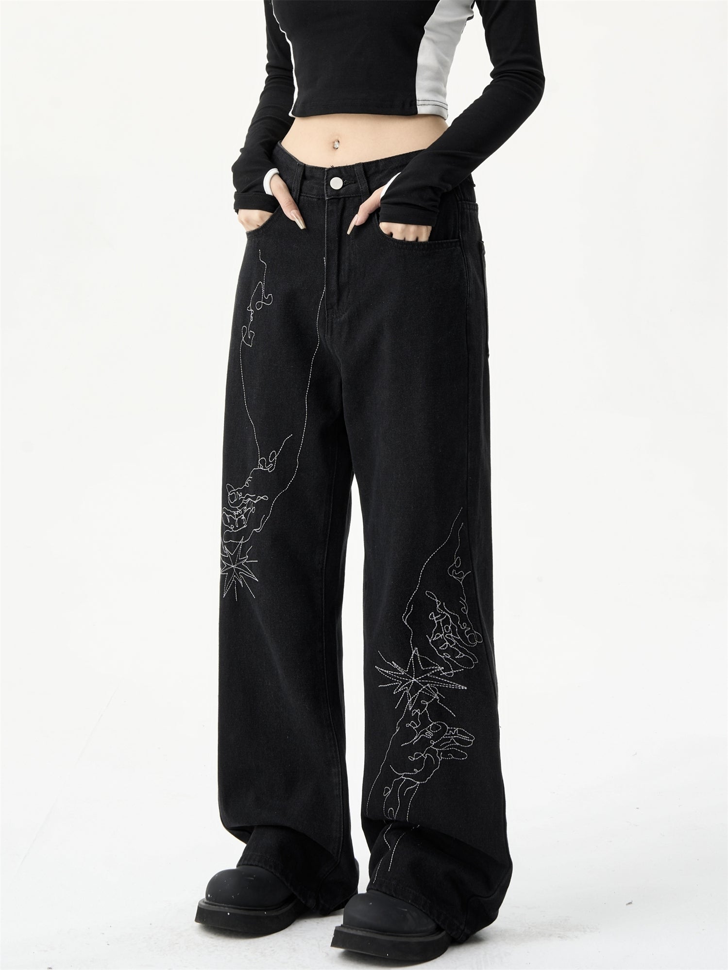 Jeans donna Valstrend Shop a sigaretta, larghi, dipinti a mano con ricami, stile casual e trendy, vista frontale.