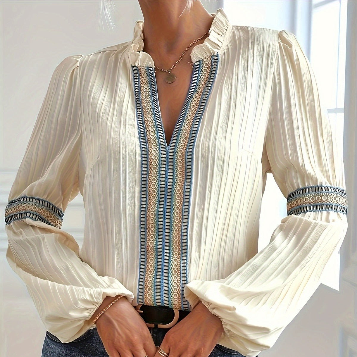 Camicia semplice in pizzo con scollo a V e patchwork, marca Valstrend shop, dettagli eleganti e tessuto leggero.